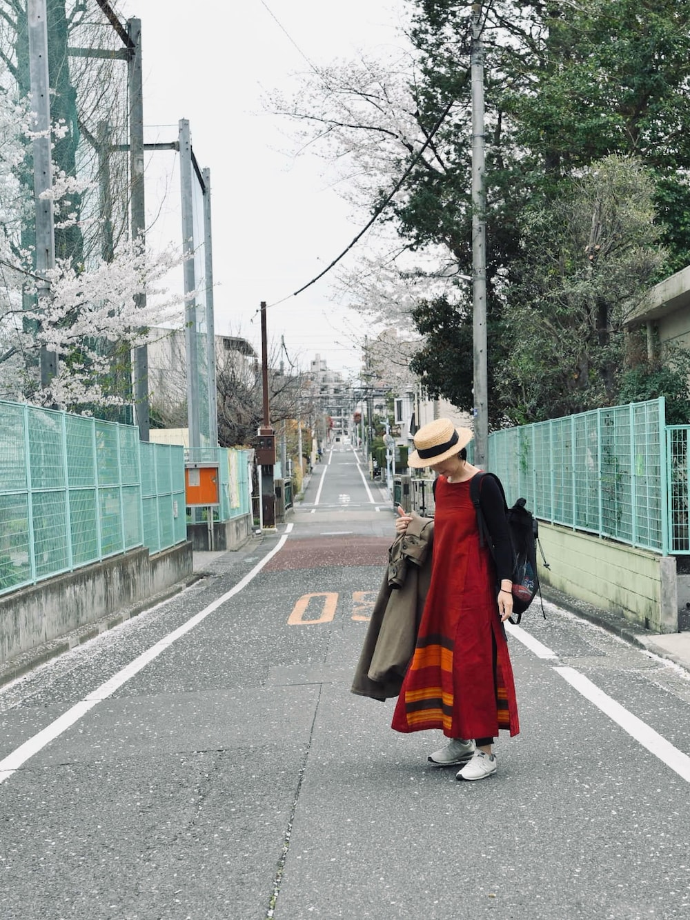 「花見、春コーデ、カンカン帽、カンカン帽始めました」｜「NEW BALANCEの996（スニーカー、ホワイト系）」を使った、Michi  Murakamiさん（レディース・170cm）の春コーディネートの1枚目の写真
