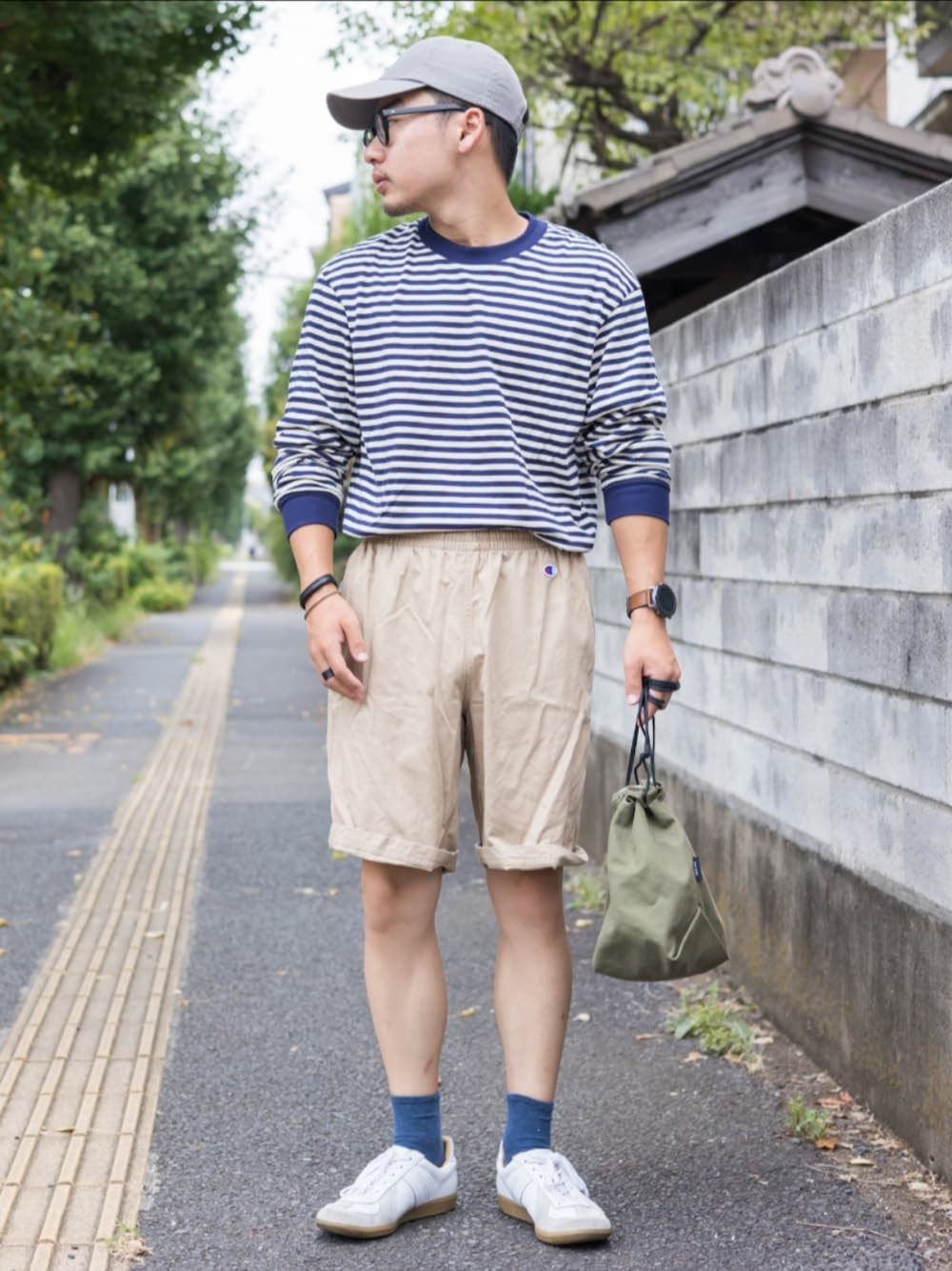 「秋服まるっと大公開、ボーダー、UNIQLO、プチプラ、ハーフパンツ、スニーカー、ミリタリー、キャップ、シンプルスタイル、秋コーデ、低身長、きれいめカジュアル、タックイン、カジュアルコーデ、大人カジュアル」｜「UNIQLOのアイテム（Tシャツ/カットソー、ホワイト系）」を使った、rai.さん（メンズ・160cm）の秋コーディネートの1枚目の写真