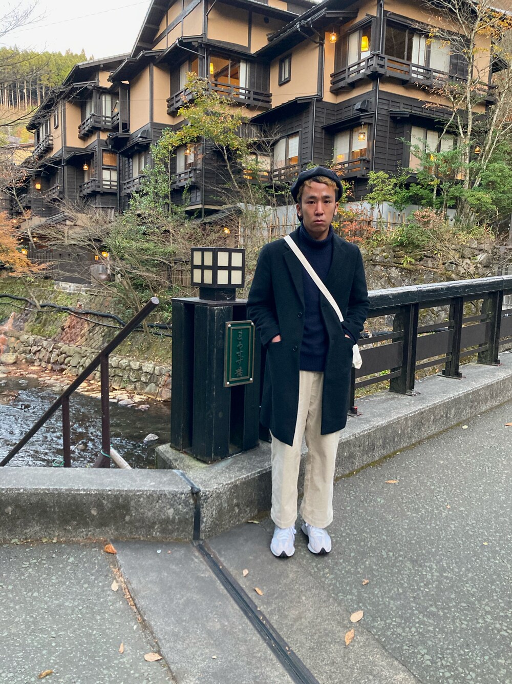 「キレイめ、秋冬コーデ、きれいめカジュアル、キャスケット後ろ被り、おしゃれさんと繋がりたい、ワイドパンツ、黒、大人カジュアル、白スニーカー」｜「CA4LAのアイテム（キャスケット、ブラック系）」を使った、タロさん（メンズ・175cm）の秋コーディネートの1枚目の写真