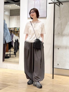 「LEPSIM（レプシィム）のスマホショルダーポーチ　664796（ショルダーバッグ、ブラック系）」を使った、kotomiさん（レディース・157cm）の夏コーディネート
