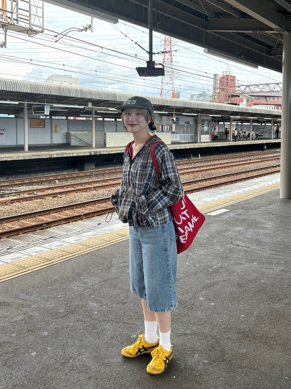 「夏コーデ、フェスコーデ、シンプルコーデ、夏、お出かけコーデ、ootd、カラーコーデ、スニーカーコーデ、ラクチンコーデ、おしゃれさんと繋がりたい、アノラックパーカー、デニム、ショーツ、ハーフパンツ、メキシコ66」｜「common gull products.のよりどりみどりのナイロンアノラック（ナイロンジャケット、グリーン系）」を使った、ミカさん（レディース・157cm）の夏コーディネートの1枚目の写真