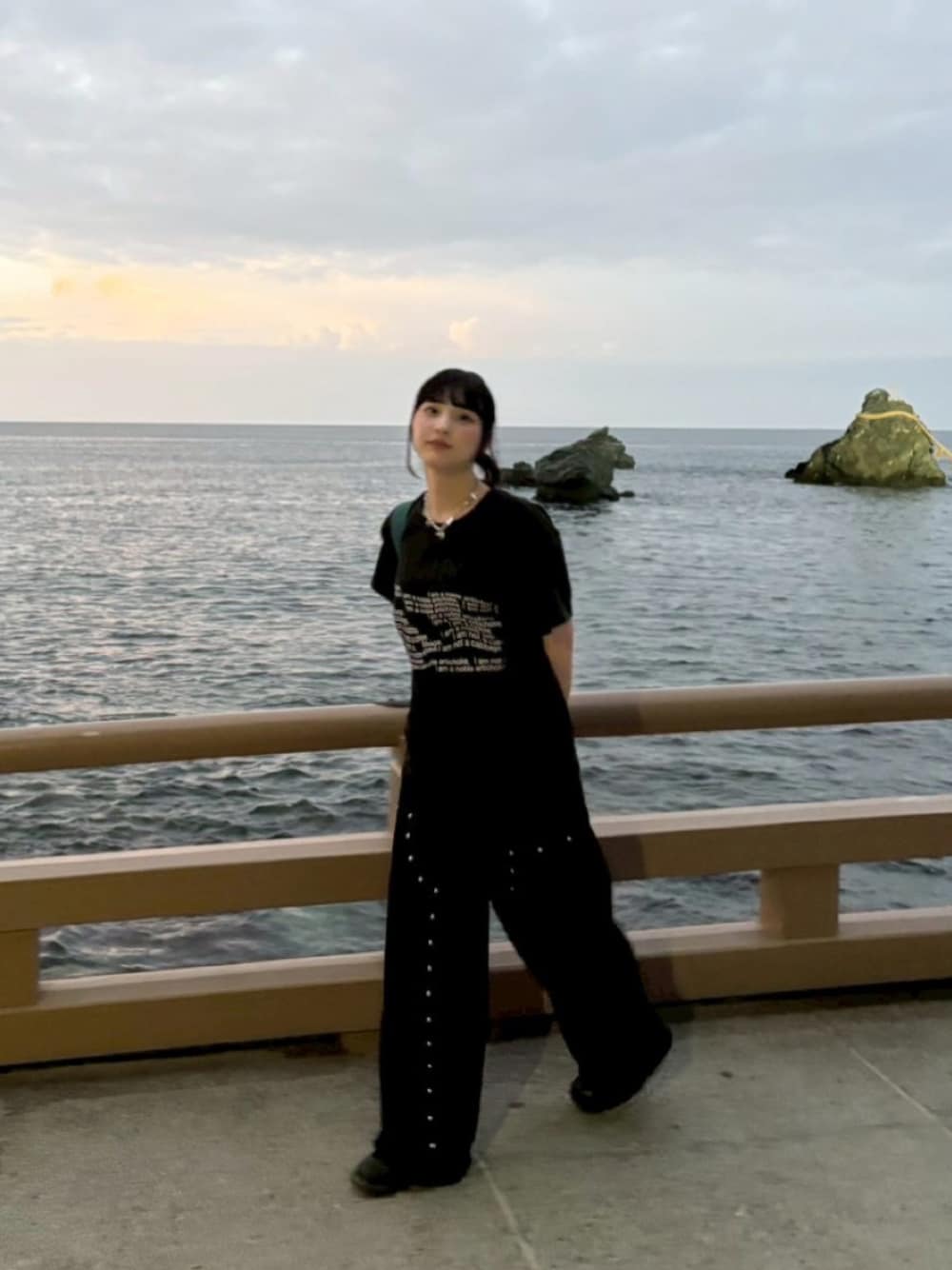 「夏ルックで気分アップ、ロゴT、パンツスタイル、Tシャツ、スタッズ、ブラックコーデ、オールブラック、夏、ootd、ラクチンコーデ、シンプルコーデ、お洒落さんとつながりたい、モノトーンコーデ、今日のコーデ、夏ファッション」｜「FEKETEのLETTERING TEE / レタリンググラフィックTシャツ（Tシャツ/カットソー、ブラック系）」を使った、ミカさん（レディース・157cm）の夏コーディネートの1枚目の写真