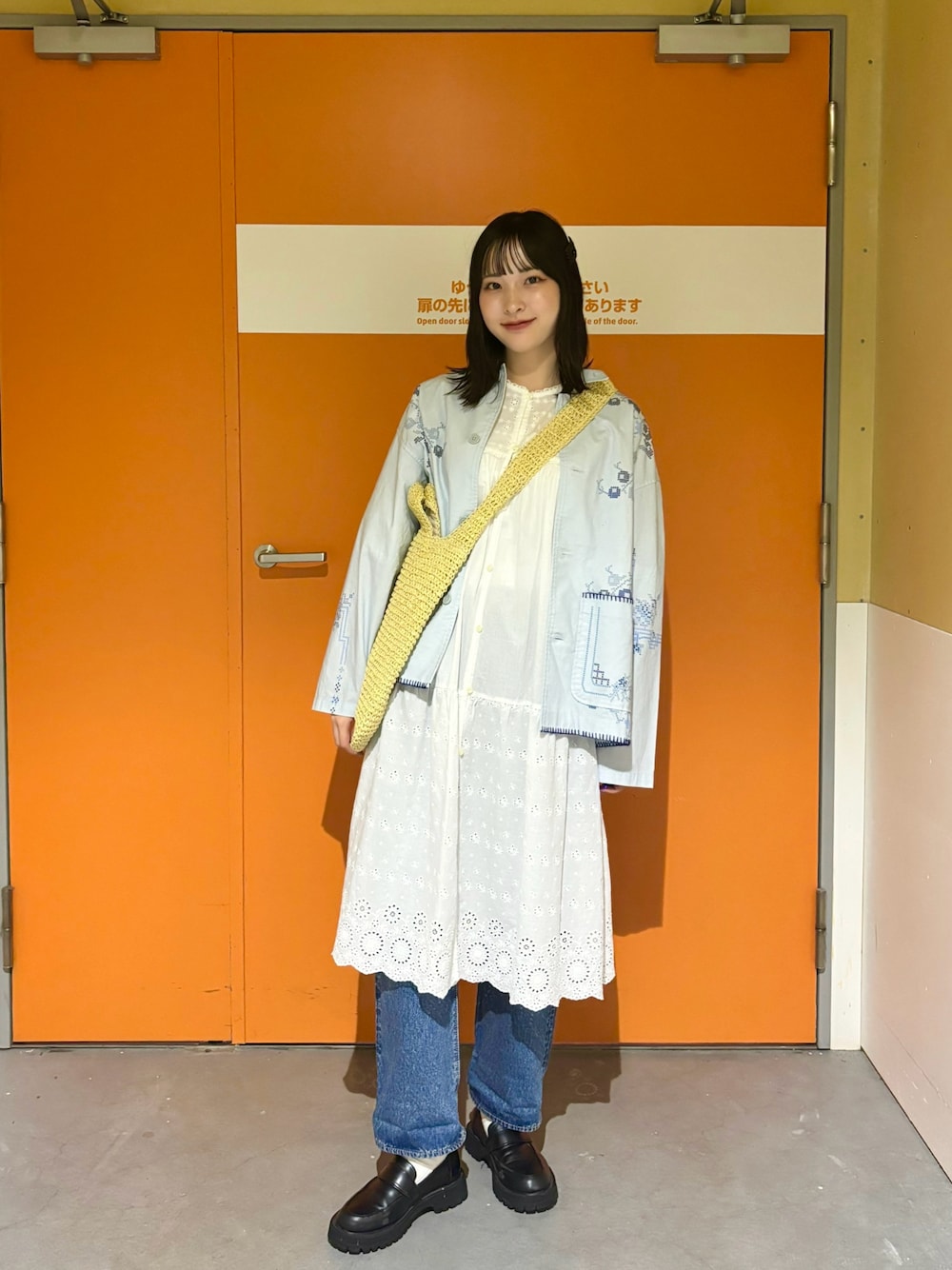 「春のおしゃ見えテクニック、休日スタイル、春服コーデ、お出かけコーデ、春服、WEARyouthコーデ、レイヤードスタイル、レースワンピース、デニム、24SS春の新作、カジュアルガーリー、ラクチンコーデ、レイヤード、シンプルスタイル、ワントーンコーデ」｜「BEAMS BOYのorSlow × BEAMS BOY / 別注 No.8 DENIM（デニムパンツ、ブルー系）」を使った、ミカさん（レディース・157cm）の春コーディネートの1枚目の写真