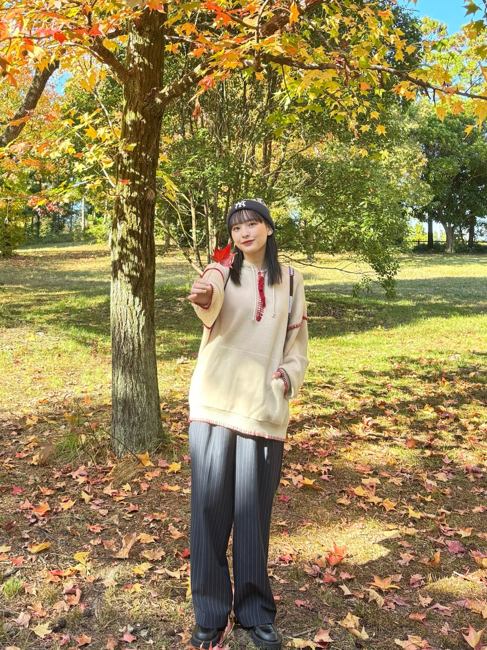 「ファッションを楽しもう、WEARyouthコーデ、今日のコスメと服、お出かけコーデ、紅葉、オレンジメイク、カジュアルコーデ、秋のコーデ、ニット帽、ストライプパンツ、ニットパーカー、shesame、ローファー、パンツコーデ、ステッチ」｜「LOWRYS FARMのＴＲスタイルＵＰワイドパンツ　 965188（その他パンツ、ブルー系）」を使った、ミカさん（レディース・157cm）の秋コーディネートの1枚目の写真