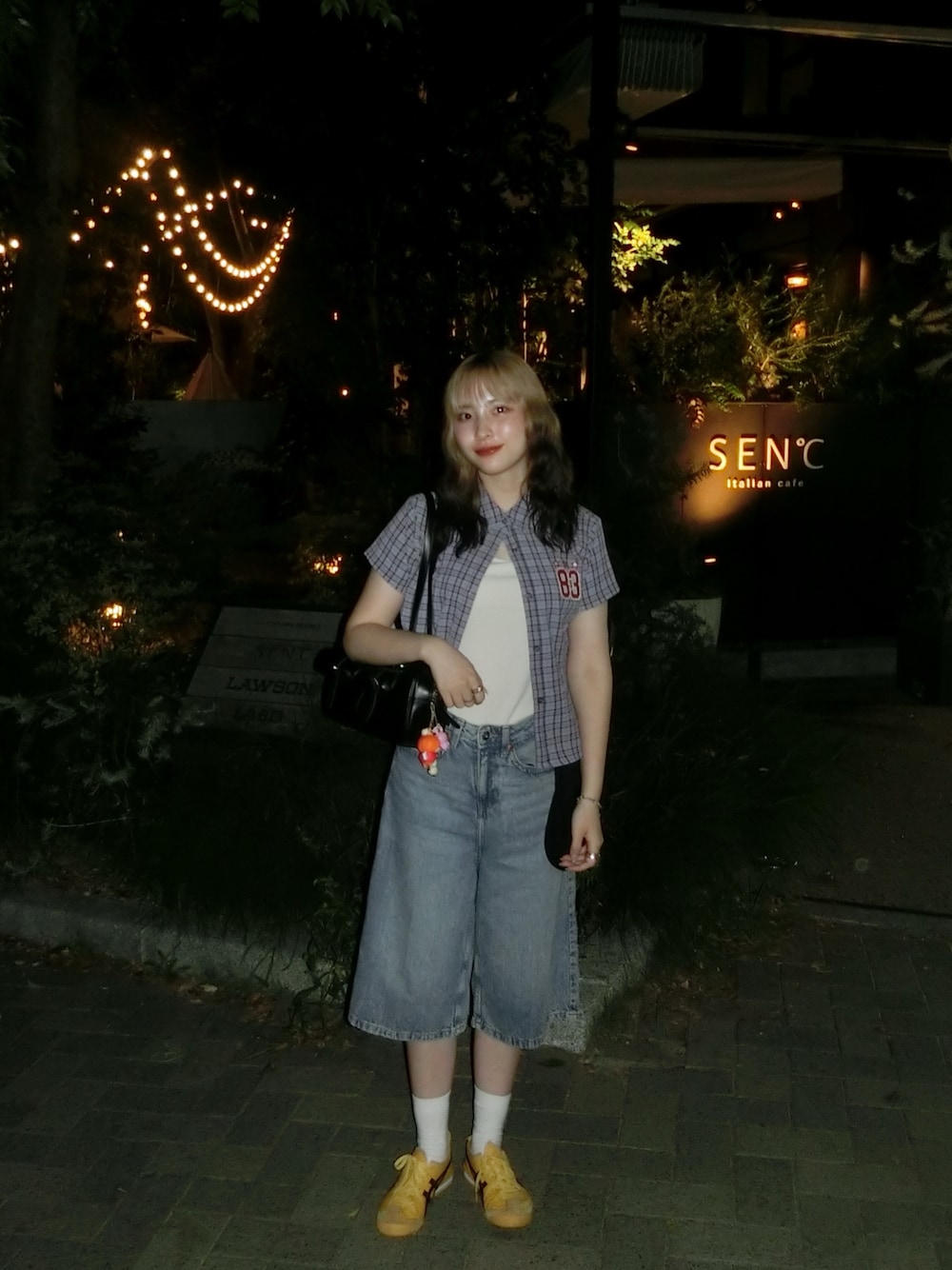 「チェック、秋っぽコーデ更新中、メンズライク、チェックシャツ、ハーフパンツ、ショーツ、カジュアルコーデ、お出かけコーデ、今日のコーデ、シンプルスタイル、ootd、晩夏コーデ、お洒落さんとつながりたい、ゆるコーデ、スニーカーコーデ」｜「WHO'S WHO galleryのナンバリングチェック半袖シャツ（シャツ/ブラウス、グレー系）」を使った、ミカさん（レディース・157cm）の秋コーディネートの1枚目の写真