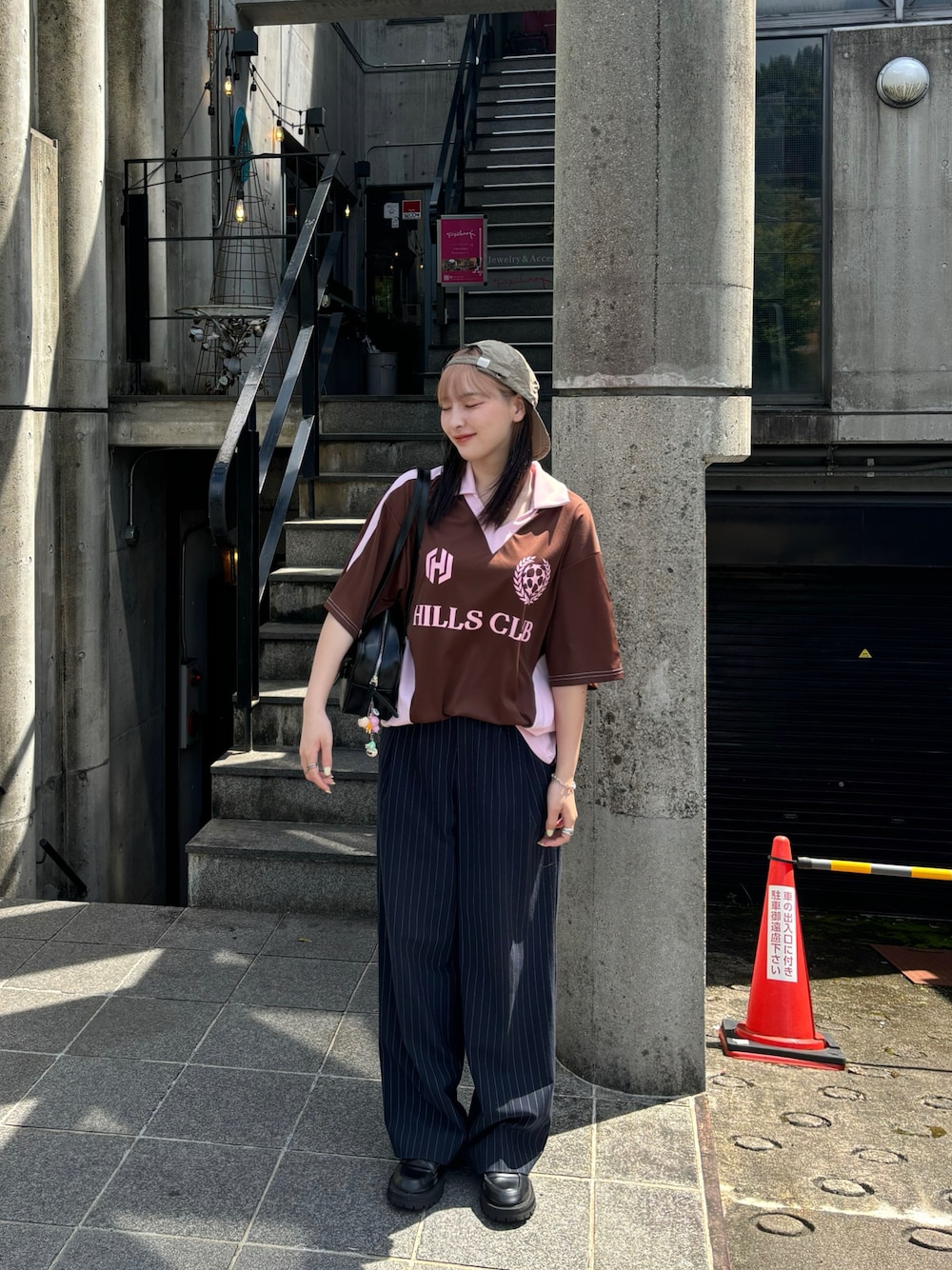 「お出かけコーデ、シャツスタイル、秋服準備はじめました、モノトーンコーデ、ゲームシャツ、スラックス、キャップ、ローファー、ゆるコーデ、休日スタイル、楽チンコーデ、パンツスタイル、ストライプ、おしゃれさんと繋がりたい、ootd」｜「HUFのLIGHTNING QUILTED 6 PANEL HAT / HUF キャップ 帽子（キャップ、ベージュ系）」を使った、ミカさん（レディース・157cm）の夏コーディネートの1枚目の写真