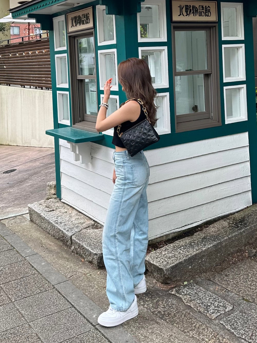 デニムパンツを使った「ハイネックノースリーブニット」の人気