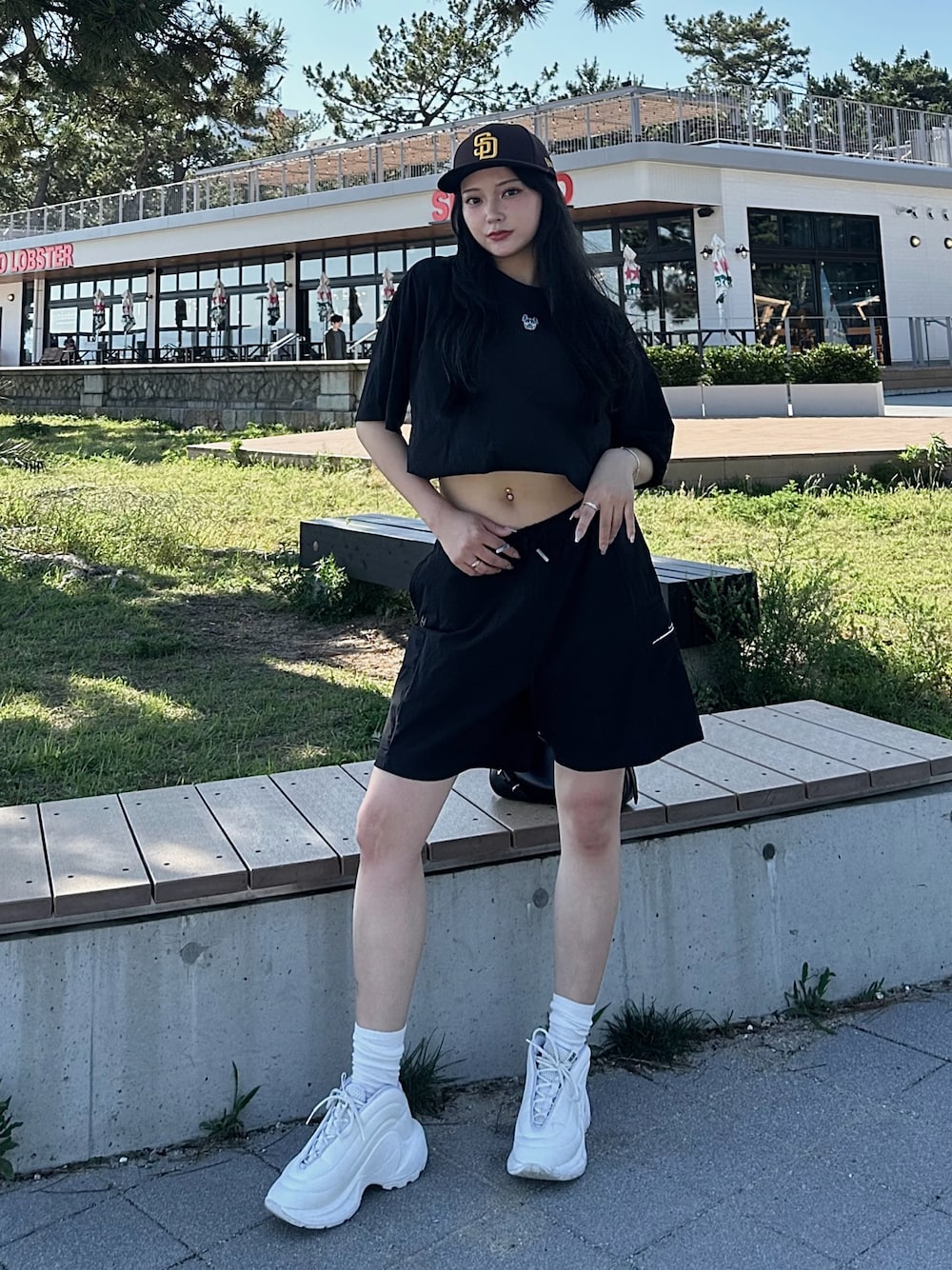 「LIFEWORK、セットアップ、ハーフパンツ、ストリート、韓国ファッション、Diesel、厚底スニーカー、パドレス、スポーツミックス」｜「LIFE WORKのアイテム（セットアップ、ブラック系）」を使った、LALAさん（骨格ストレート・レディース・157cm）の夏コーディネートの1枚目の写真