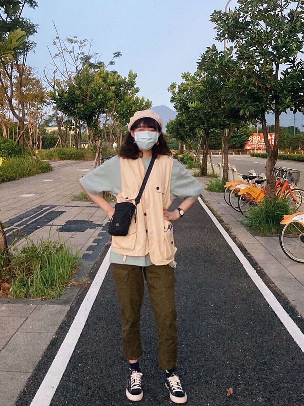 「淡水」｜「gangweimanのアイテム（ベスト、ベージュ系）」を使った、Lala さん（レディース・167cm）の秋コーディネートの1枚目の写真