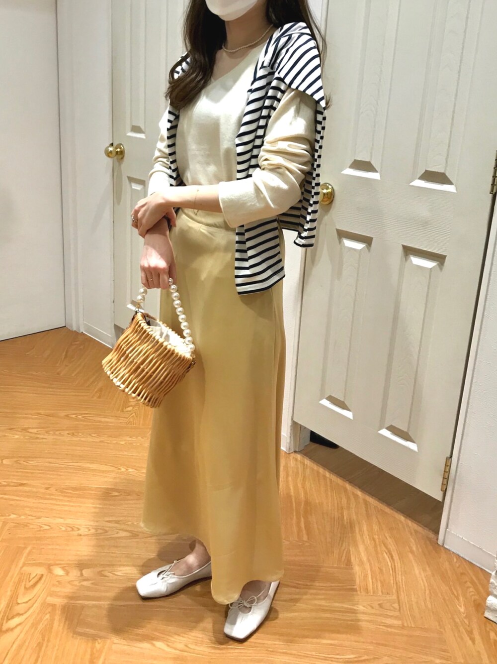 「春コーデ、休日スタイル、サテンスカート、マーメイドスカート、上品カジュアル、ボーダー、イエロー、かごバッグ、ロングスカート、ニット、大人カジュアル」｜「BLUEEASTのパールハンドル付きかごバッグ（かごバッグ、その他）」を使った、BLUEEASTさん（レディース・160cm）の冬コーディネートの1枚目の写真