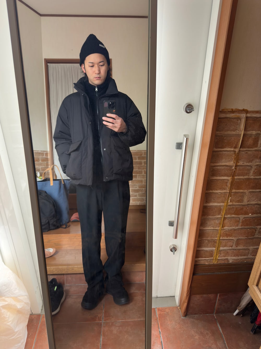 「GUのヒートパデッドスタンドブルゾン XL（ダウンジャケット/コート、ブラック系）」を使った、ryuさん（メンズ・182cm）の冬コーディネートの1枚目の写真