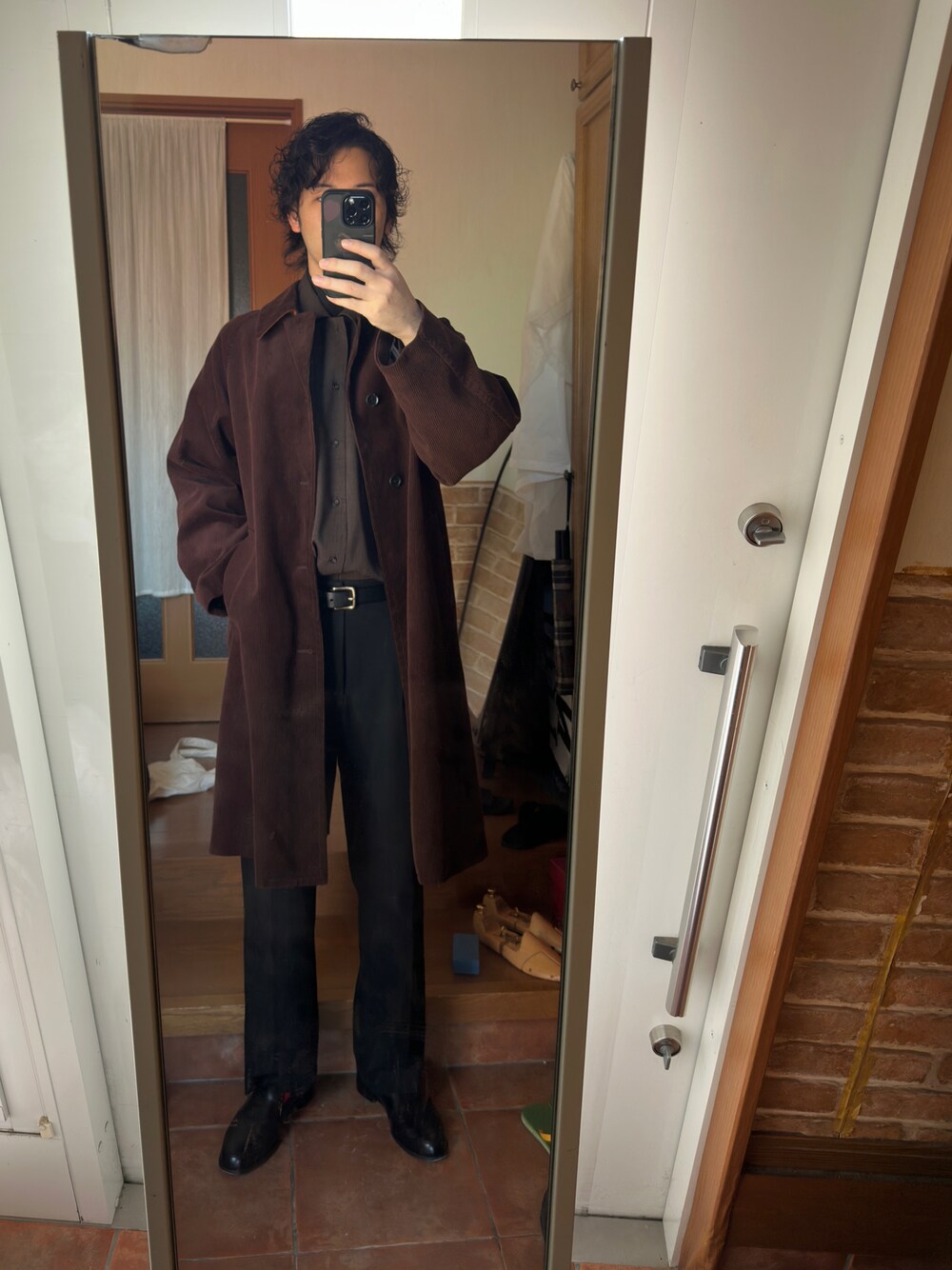 「GUのコーデュロイコート（ステンカラーコート、ブラウン系）」を使った、ryuさん（メンズ・181cm）の秋コーディネートの1枚目の写真