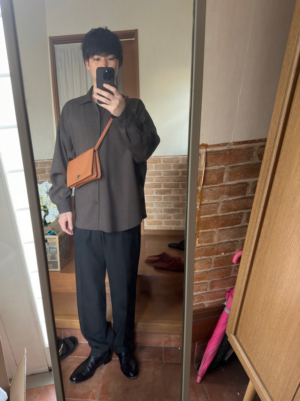 「CASPER JOHNのImitation wool huge shirts/イミテーションウールヒュージシャツ（シャツ/ブラウス、ブラウン系）」を使った、ryuさん（メンズ・181cm）の春コーディネートの1枚目の写真