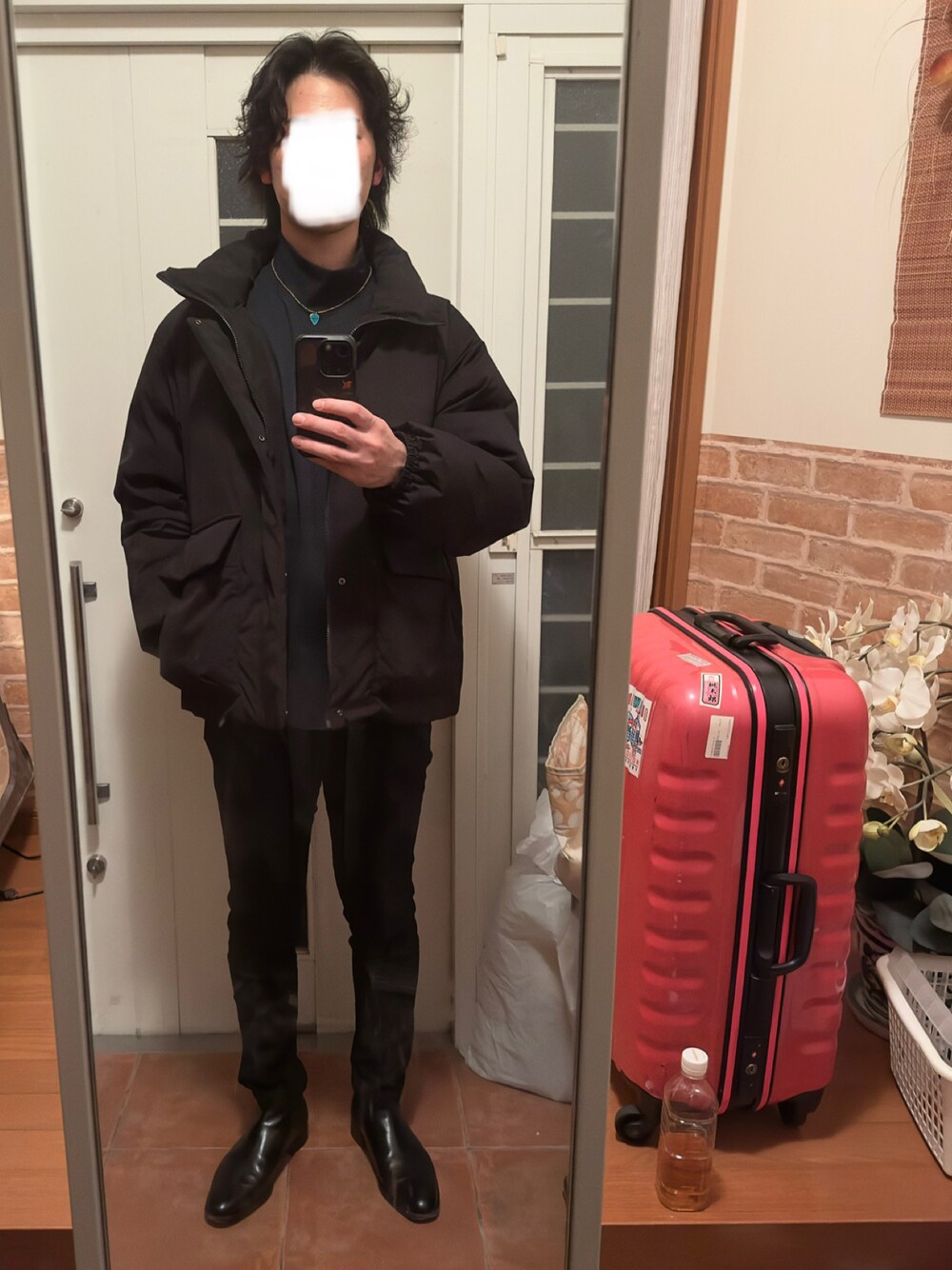 「UNIQLOのブラッシュドモックネックTシャツ NAVY XL（Tシャツ/カットソー、ブラック系）」を使った、ryuさん（メンズ・182cm）の冬コーディネートの1枚目の写真