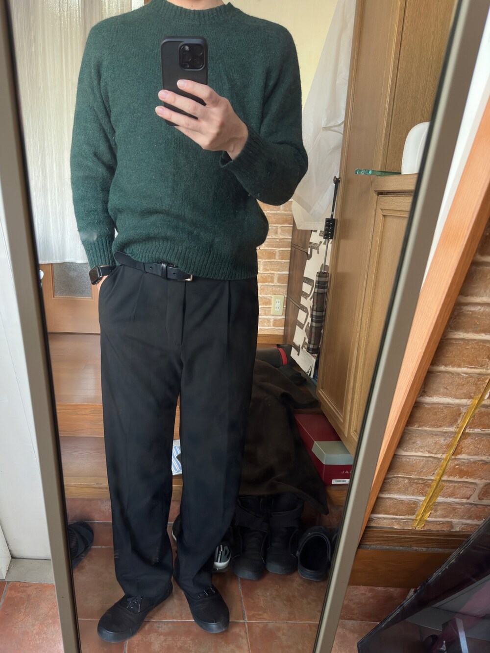「SEVENDAYS=SUNDAYのカラーネップ混　ポケット付長袖プルオーバー（ニット/セーター、ブラック系）」を使った、ryuさん（メンズ・181cm）の冬コーディネートの1枚目の写真