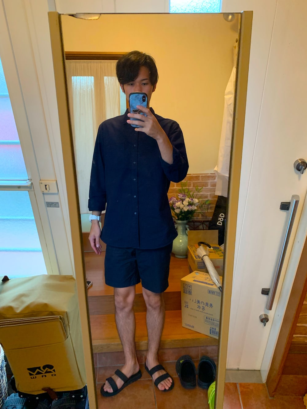 「UNIQLOのオックスフォードシャツ（ボタンダウン・長袖）（シャツ/ブラウス、ブルー系）」を使った、ryuさん（メンズ・181cm）の夏コーディネートの1枚目の写真