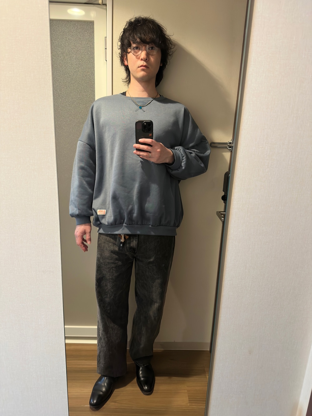 「Javaの《JaVaジャバ コラボ》ボリューム袖 無地ビッグシルエットトレーナー(長袖)（スウェット、ブルー系）」を使った、ryuさん（メンズ・182cm）の冬コーディネートの1枚目の写真