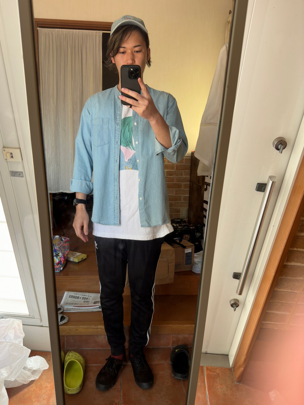 「GuessのGUESS/ゲス　トライアングルロゴ刺繍デニムキャップ（キャップ、ブルー系）」を使った、ryuさん（メンズ・181cm）の春コーディネートの1枚目の写真
