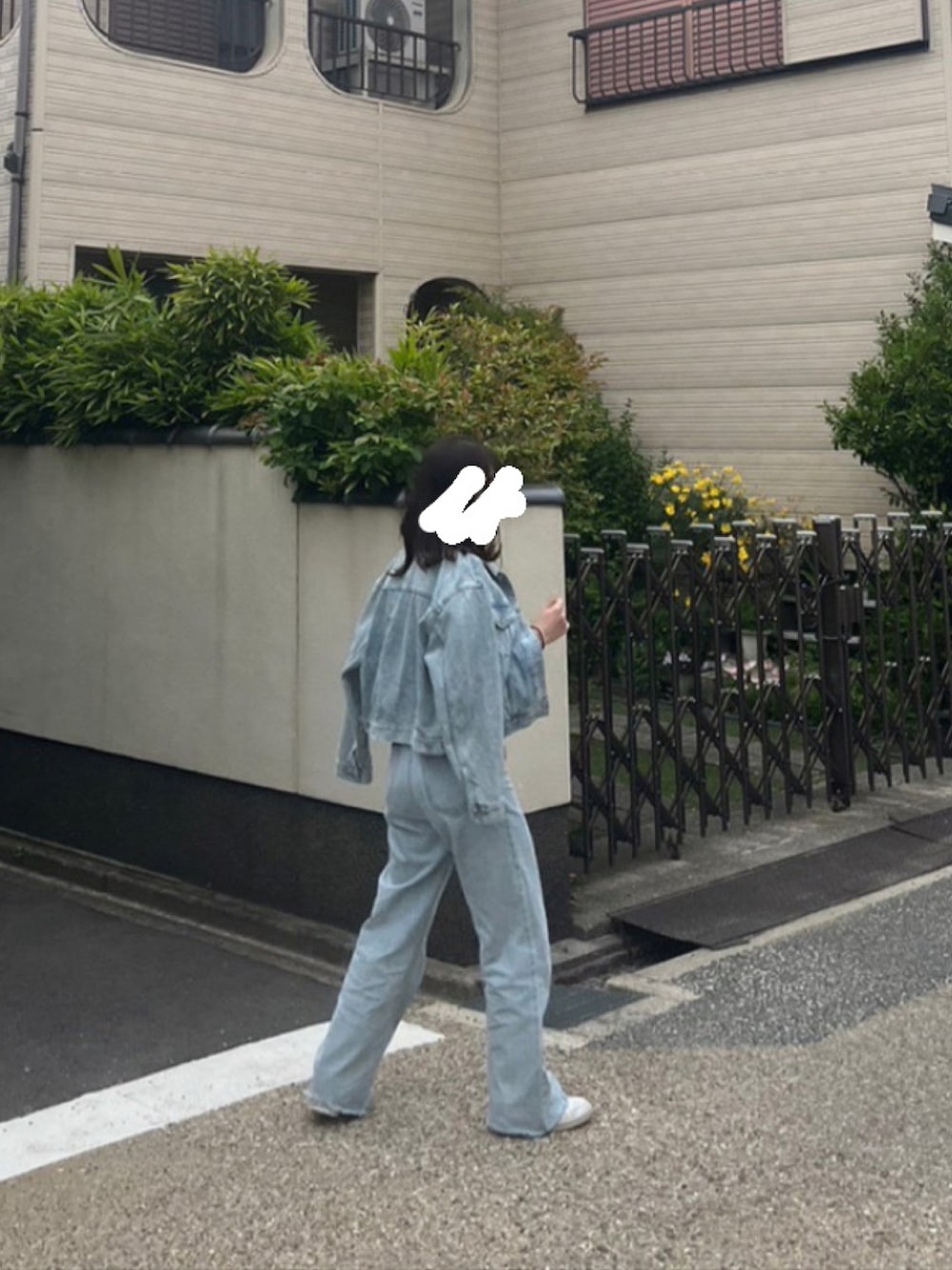 「休日コーデ、春服コーデ、大人カジュアル、おしゃれさんと繋がりたい、デニム、初夏コーデ、ゆるコーデ、いいね、save、フォローお願いします🤑、パンツスタイル、シンプルスタイル、ootd、NIKE、ユニクロ、outfit、着回しコーデ」｜「GRLのフリンジヘムフレアデニムパンツ（デニムパンツ、ブルー系）」を使った、Yunappeさん（レディース・160cm）の春コーディネートの1枚目の写真