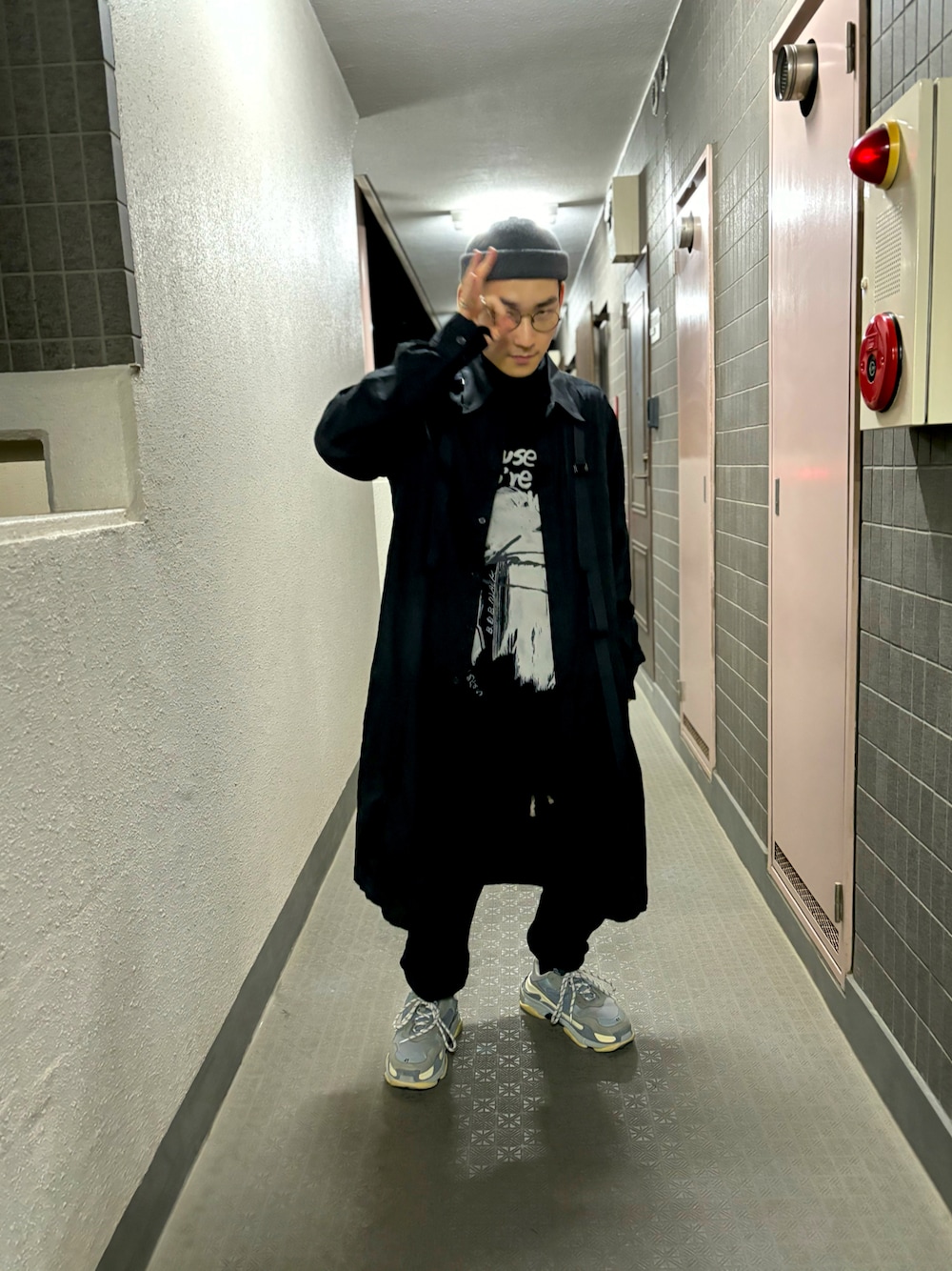 「モノトーン、休日スタイル、メンズファッション、低身長コーデ、レイヤードスタイル、シャツスタイル、おしゃれさんと繋がりたい、モード、モードストリート、ダッドスニーカー、オールブラック」｜「BALENCIAGAのtriple S sneakers TRIPLE S TRAINERS（スニーカー、グレー系）」を使った、takumi.さん（メンズ・165cm）の春コーディネートの1枚目の写真