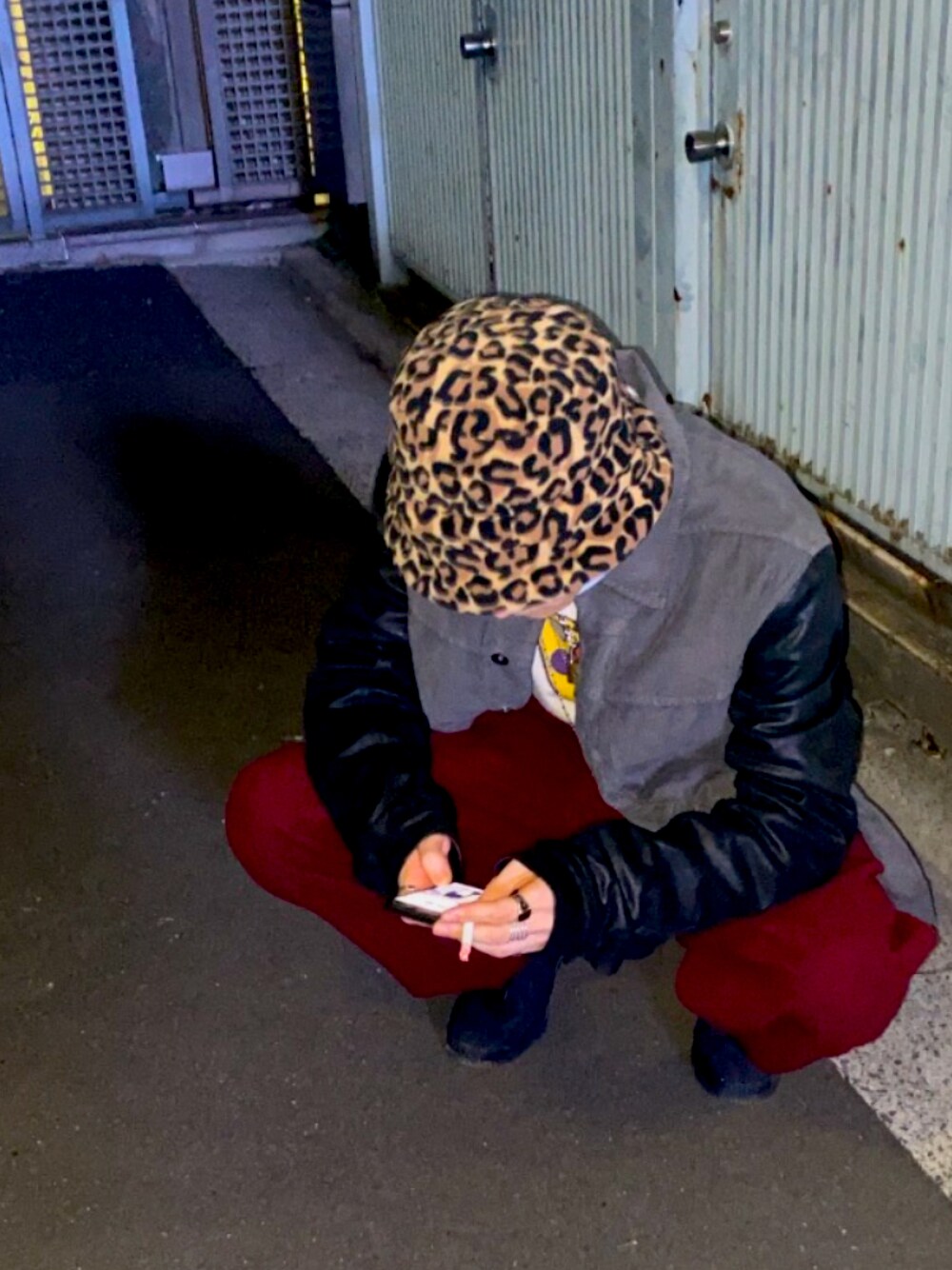 「ビッグシルエット、大人カジュアル、おしゃれさんと繋がりたい、ootd、タックイン、低身長、レオパード、ブーツ、冬コーデ、タバコ、コーデュロイジャケット、バケットハット」｜「CAMPERの[カンペール] PIX / ブーツ（ブーツ、ブラック系）」を使った、takumi.さん（メンズ・165cm）の冬コーディネートの1枚目の写真