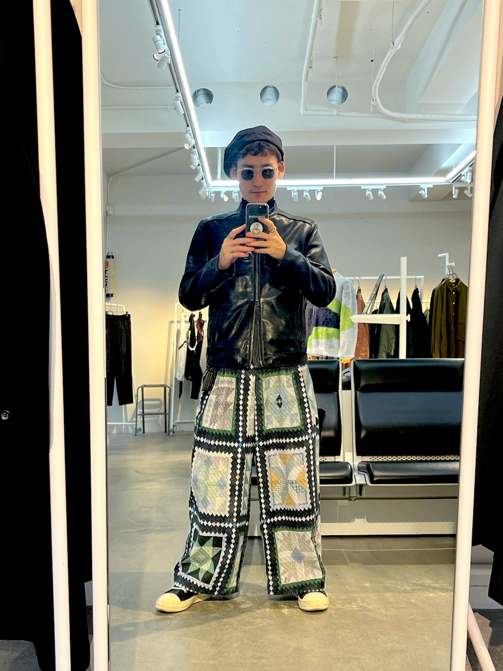 「サングラス、今日のコーデ、おしゃれさんと繋がりたい、大人コーデ、いいね、save、フォローお願いします🤑、ootd、レザージャケット、ライダース、柄パンツ、ワイドパンツ、ハイカットスニーカー、ベレー帽、ニット」｜「COACHのアイテム（ライダースジャケット、ブラック系）」を使った、takumi.さん（メンズ・165cm）の秋コーディネートの1枚目の写真