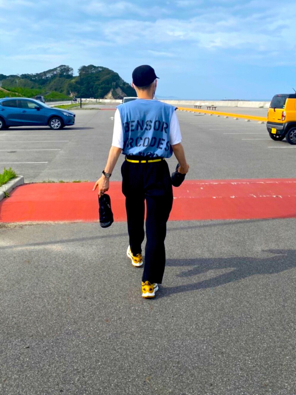 「おしゃれさんと繋がりたい、カジュアルコーデ、スニーカー、低身長、ootd、キャップ、タックイン、シンプルコーデ、スラックス、黒、大人カジュアル、プリーツパンツ、タンクトップ、ストリートコーデ、デート」｜「ESSAYのESSAY CUT TEE（Tシャツ/カットソー、ブルー系）」を使った、takumi.さん（メンズ・165cm）の秋コーディネートの1枚目の写真