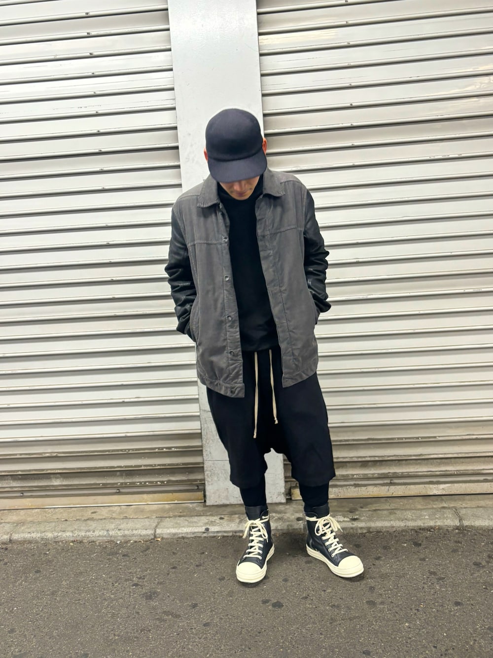 「シンプルスタイル、メンズコーデ、ootd、今日のコーデ、カジュアル、モノトーン、ブラック、スニーカーコーデ、黒コーデ、モノトーンコーデ、厚底シューズ、低身長、レザー」｜「Rick OwensのRick Owens Cap-Toe Leather High-Top Sneakers（スニーカー、ブラック系）」を使った、takumi.さん（メンズ・165cm）の春コーディネートの1枚目の写真