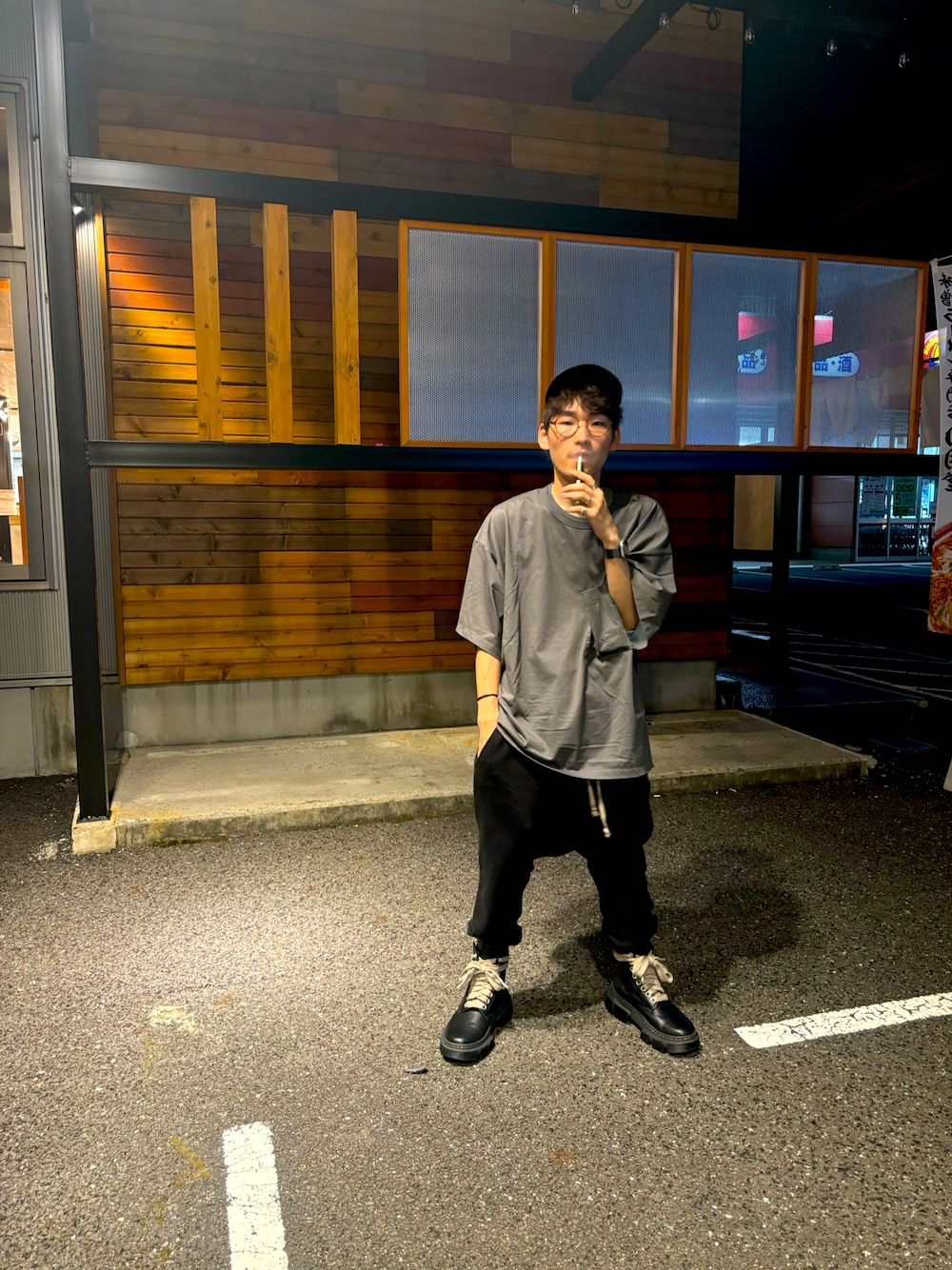 「お出かけコーデ、ストリートコーデ、メンズファッション、今日のコーデ、お洒落さんとつながりたい、大人カジュアル、低身長コーデ、シンプルコーデ、モノトーンコーデ、モノトーン、アツいコーデ全部見せ、モード、モードストリート、ブーツ、キャップ」｜「Rick Owensのアイテム（ブーツ、ブラック系）」を使った、takumi.さん（メンズ・165cm）の夏コーディネートの1枚目の写真