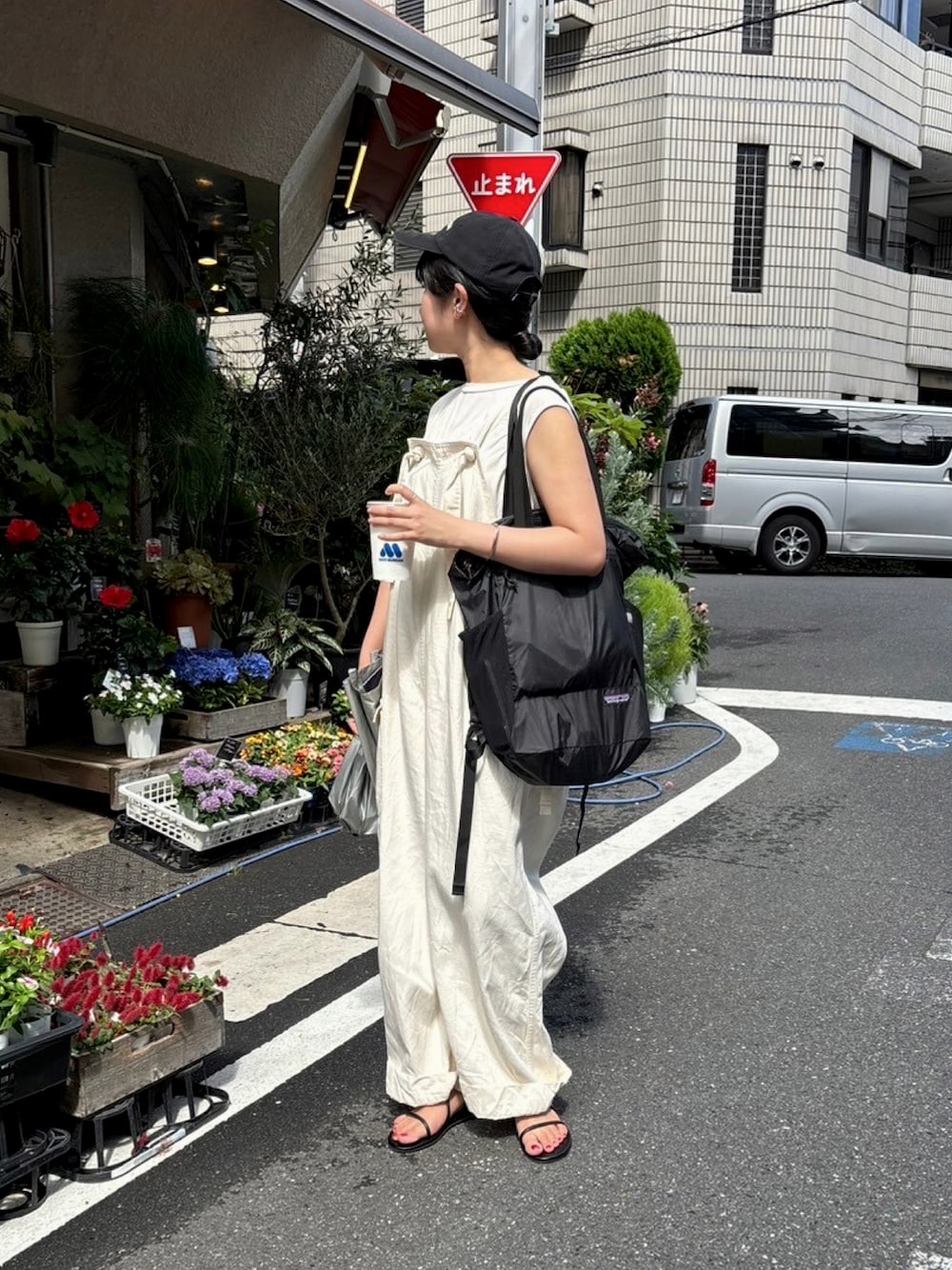 「夏コーデ、ホワイトコーデ、カジュアルコーデ」｜「patagoniaのpatagonia / パタゴニア　ウルトラライトブラックホール トートパック BK/H TOTE PACK（バックパック/リュック、ブラック系）」を使った、amingoさん（レディース・162cm）の夏コーディネートの1枚目の写真