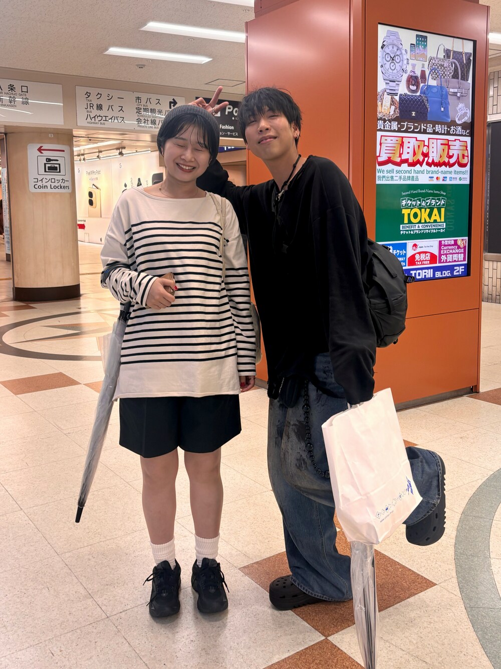 ホワイト系のトップス、ブラック系のその他パンツ、ブラック系のスニーカーを着用したレディースの秋コーディネートの1枚目の写真