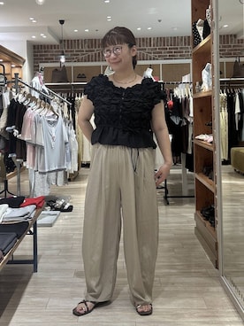 「LOWRYS FARM（ローリーズファーム）のシャーリングブラウスフレンチスリーブ　1046442（シャツ/ブラウス、ブラック系）」を使った、meme さん（レディース・157cm）の夏コーディネート