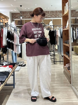 「LOWRYS FARM（ローリーズファーム）の【接触冷感・UVカット】カットイージードロストパンツ 1044353（スウェットパンツ、グレー系）」を使った、meme さん（レディース・157cm）の夏コーディネート