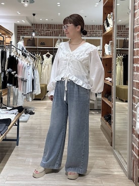 「LOWRYS FARM（ローリーズファーム）のレースフリルブラウス　1051754（シャツ/ブラウス、ホワイト系）」を使った、meme さん（レディース・157cm）の夏コーディネート