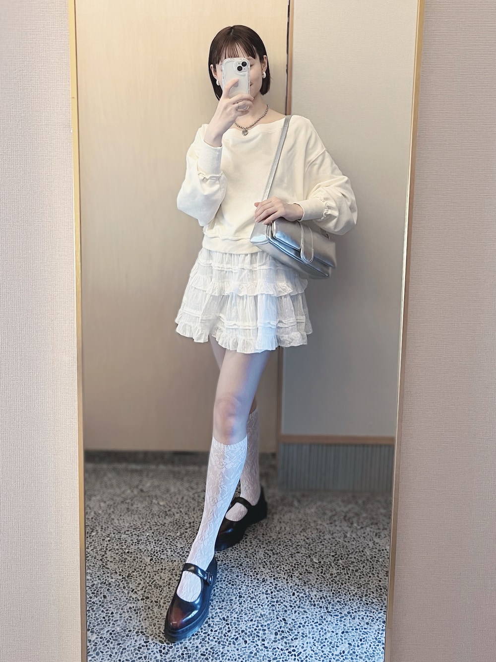 「大人カジュアル、古着MIX、春ファッション、お洒落さんとつながりたい、淡色女子、バレエコア、春コーデ、白スカート、スウェット、メリージェーン、レースソックス、Kastane、shein、Dr.Martens、LOWRYS FARM」｜「Kastaneのクロップドオフショルスウェット（スウェット、ホワイト系）」を使った、𝘬𝘺さん（骨格ナチュラル・レディース・163cm）の春コーディネートの1枚目の写真