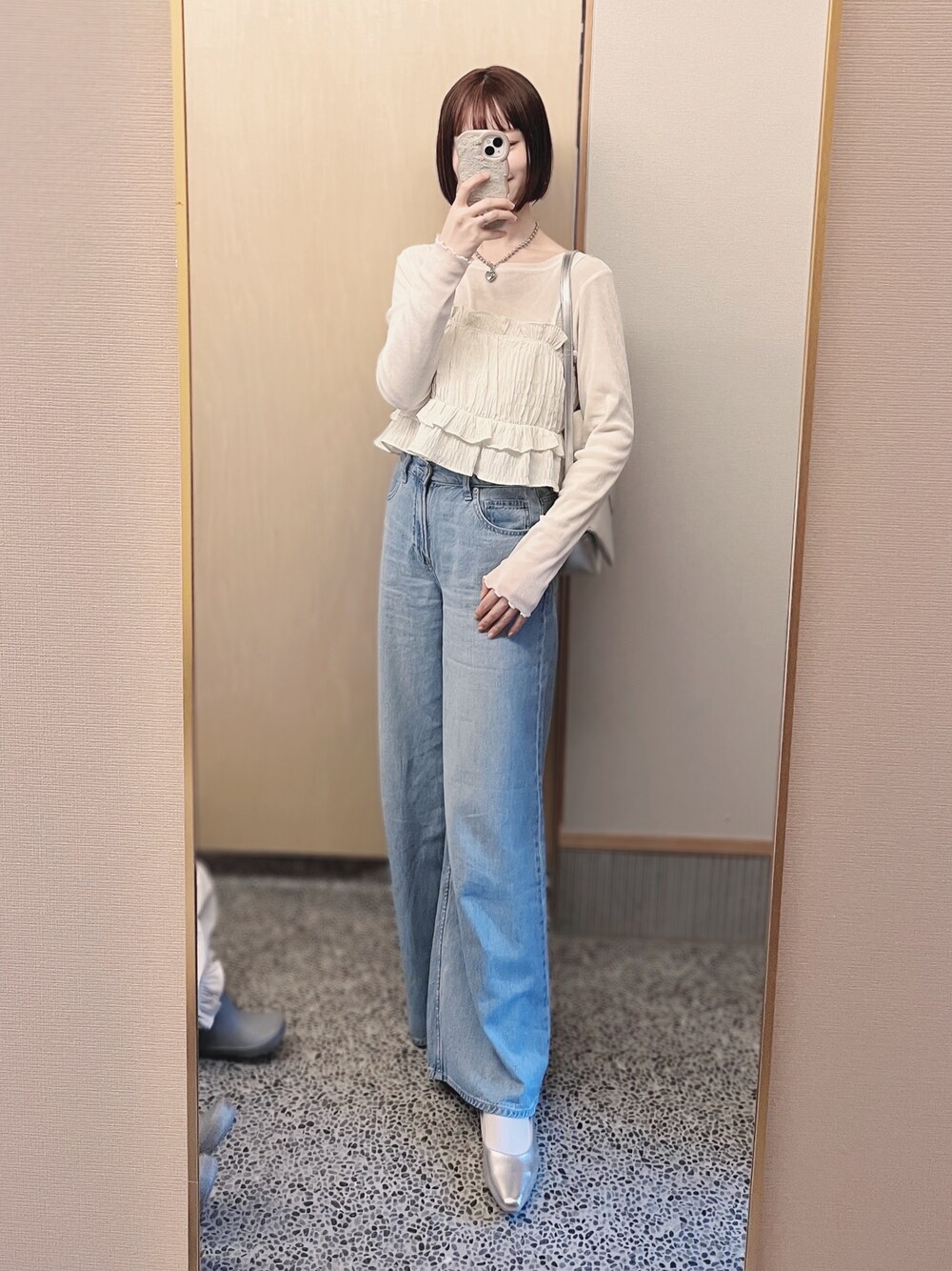 「春めき満開コーデ、ショルダーバッグ、春カラー、着回しコーデ、キレイめコーデ、デニム、ビスチェ、ブルー x ホワイト、ワイドパンツ、ママコーデ、おしゃれさんと繋がりたい、Discoat、UNIQLO、GU、CIAOPANIC TYPY」｜「CIAOPANIC TYPYの【リバイバル】シアーフロッキーベロア見えメロートップス（Tシャツ/カットソー、ホワイト系）」を使った、𝘬𝘺さん（骨格ナチュラル・レディース・163cm）の春コーディネートの1枚目の写真