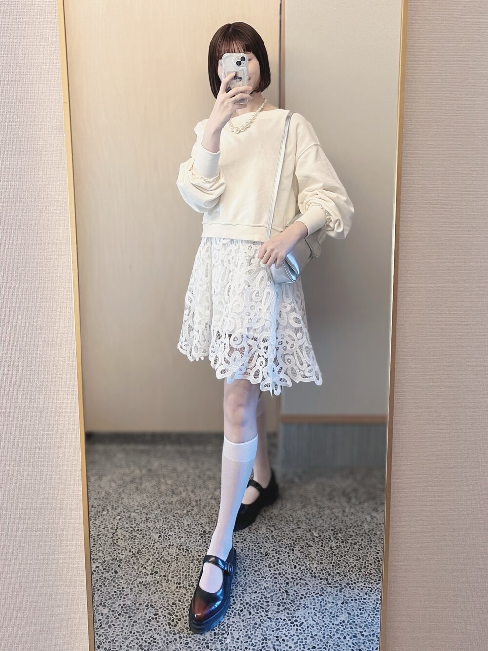 「最近のいい感じコーデ、大人カジュアル、ショルダーバッグ、春服コーデ、お洒落さんとつながりたい、大人ガーリー、白、ホワイトコーデ、淡色コーデ、スウェット、バテンレース、レースワンピース、チュニック、Kastane、Dr.Martens」｜「Kastaneのクロップドオフショルスウェット（スウェット、ホワイト系）」を使った、𝘬𝘺さん（骨格ナチュラル・レディース・163cm）の春コーディネートの1枚目の写真
