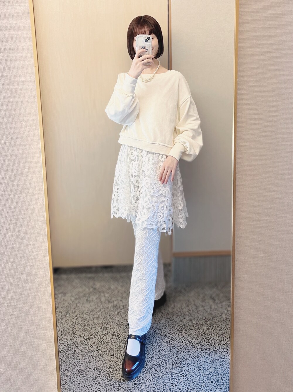 「大人カジュアル、春、シンプルスタイル、ラクチンコーデ、大人かわいい、大人コーデ、カジュアルガーリー、おしゃれさんと繋がりたい、お洒落さんとつながりたい、レイヤードスタイル、ホワイトコーデ、淡色コーデ、バテンレース、スウェット、Kastane」｜「Kastaneのクロップドオフショルスウェット（スウェット、ホワイト系）」を使った、𝘬𝘺さん（骨格ナチュラル・レディース・163cm）の春コーディネートの1枚目の写真