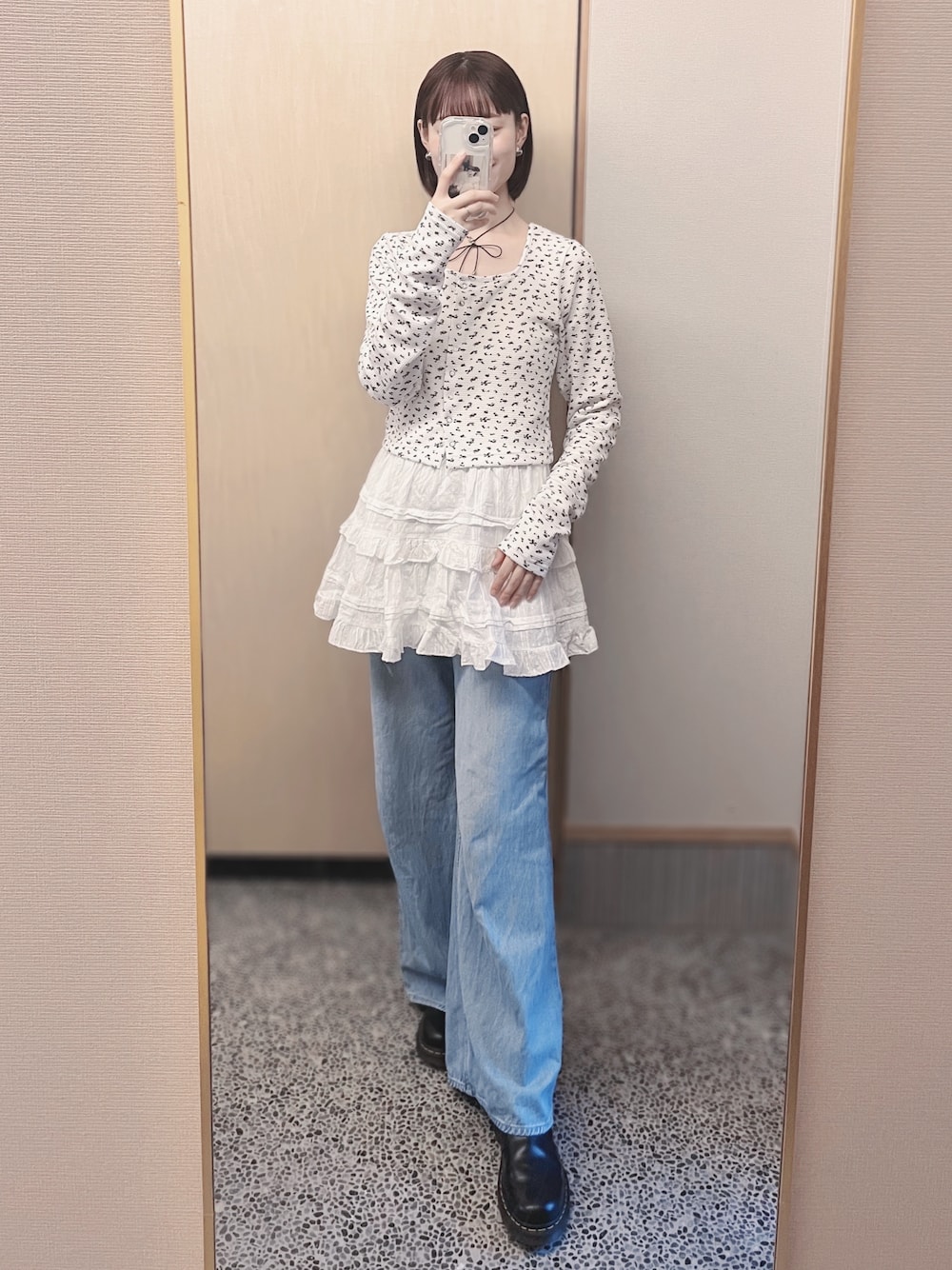 「キレイめカジュアル、ガーリーコーデ、春服、カジュアルガーリー、レイヤードスタイル、花柄、花柄ブラウス、小花柄、サーマル、デニム、白スカート、おしゃれさんと繋がりたい、ママコーデ、Kastane、UNIQLO」｜「Kastaneの【4色展開】小花柄スクエアサーマルカーディガン（カーディガン/ボレロ、ホワイト系）」を使った、𝘬𝘺さん（骨格ナチュラル・レディース・163cm）の春コーディネートの1枚目の写真