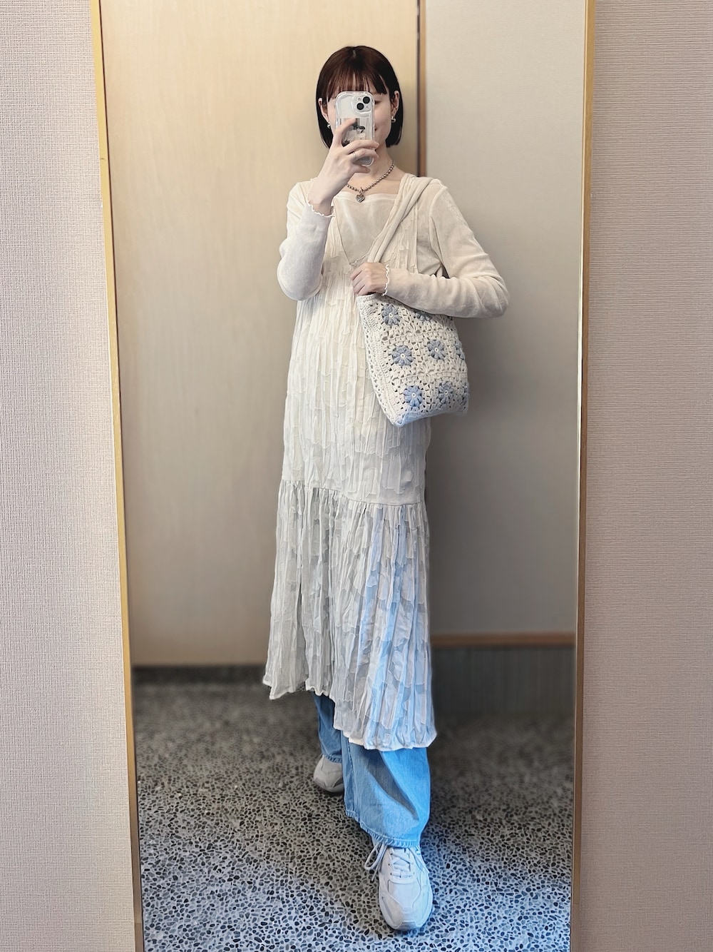 「大人カジュアル、古着MIX、大人かわいい、ラクチンコーデ、デニムコーデ、お洒落さんとつながりたい、おしゃれさんと繋がりたい、公園スタイル、デニム、ブルー x ホワイト、ワンピース、スニーカー、ママコーデ、Kastane、UNIQLO」｜「Kastaneの【低身長向けサイズあり】シアージャガードレースノースリワンピース（ワンピース、ホワイト系）」を使った、𝘬𝘺さん（骨格ナチュラル・レディース・163cm）の春コーディネートの1枚目の写真