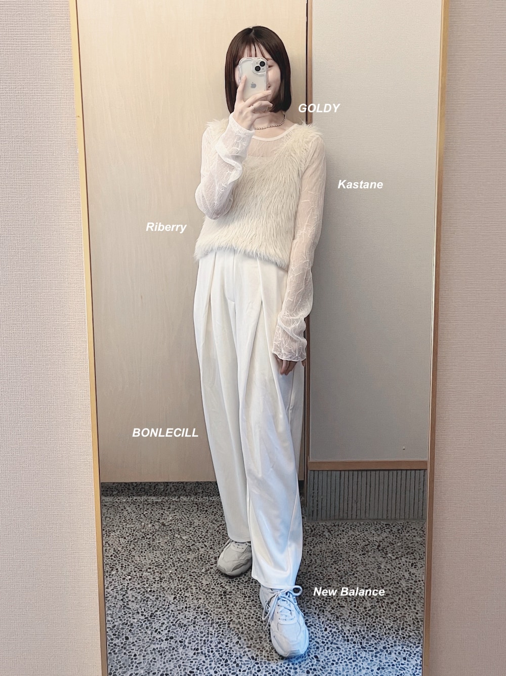 ホワイト系のベスト、ホワイト系のTシャツ/カットソー、ホワイト系のその他パンツを着用したレディースの秋コーディネートの1枚目の写真