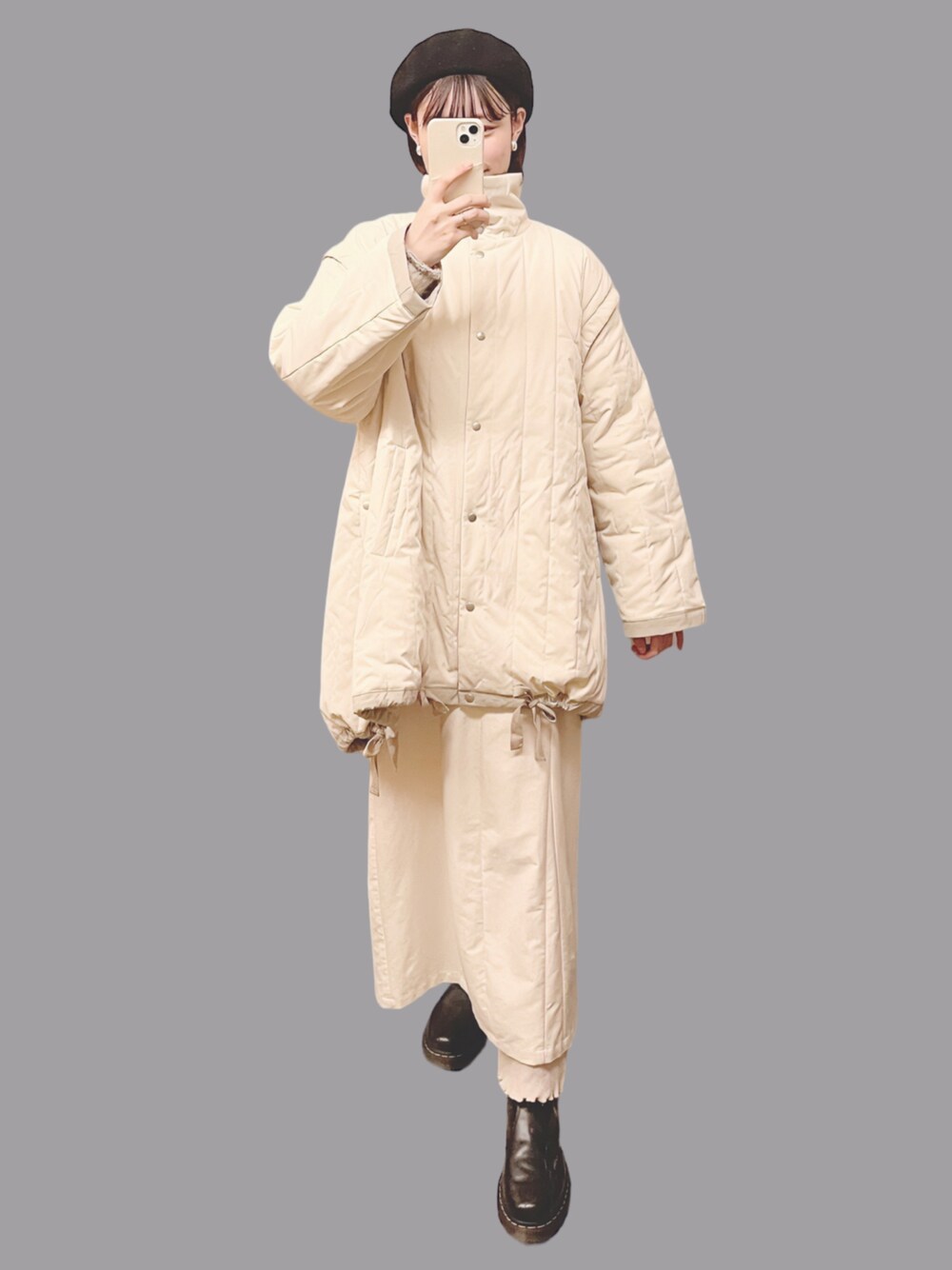 「大人カジュアル、お出かけコーデ、きれいめカジュアル、クリスマスに着たい服、冬、キルティング、コート、ホワイト、淡色コーデ、ジャンパースカート、おしゃれさんと繋がりたい、ママコーデ、ニット、Kastane、Dr.Martens」｜「WEGOのWEGO/ウールベレー（ハンチング/ベレー帽、ブラック系）」を使った、𝘬𝘺さん（レディース・163cm）の冬コーディネートの1枚目の写真
