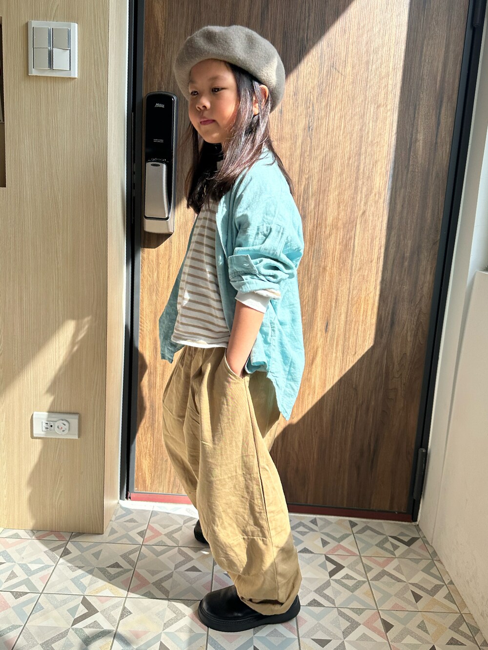 「春服コーデ、春色、blue & beige、CIAOPANIC TYPY、LEPSIM、devirock、PAIRMANON STREET、ボーダートップス」｜「CIAOPANIC TYPYの【KIDS】OSOROウォッシャブルリネンバンドカラーシャツ（シャツ/ブラウス、ブルー系）」を使った、Chi Hsuさん（キッズ・128cm）の冬コーディネートの1枚目の写真
