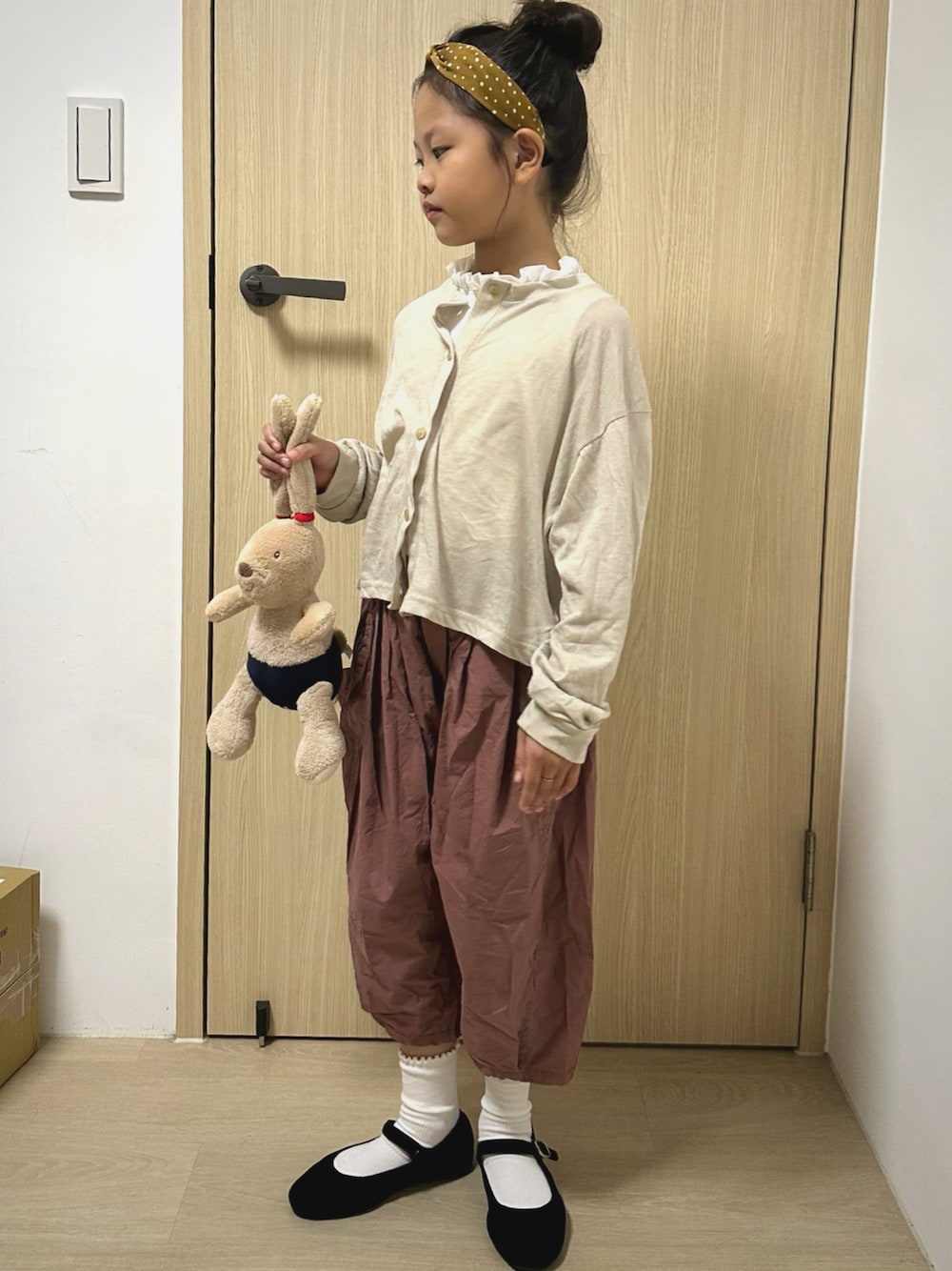 「seraph、welleg、devirock、今日のコーデ、kids、kidsfashion、Wide Pants、女の子」｜「devirockのUVカット ガールズ カーディガン（カーディガン/ボレロ、ベージュ系）」を使った、Chi Hsuさん（キッズ・130cm）の夏コーディネートの1枚目の写真