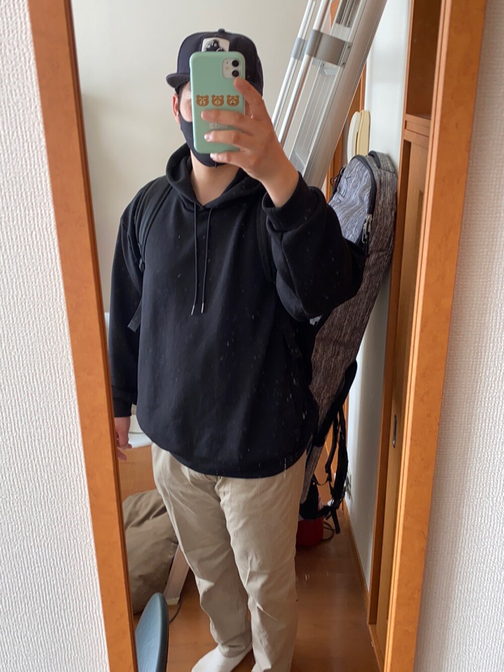 「GUのアイテム（パーカー、ブラック系）」を使った、SHOGIさん（メンズ・180cm）の春コーディネートの1枚目の写真