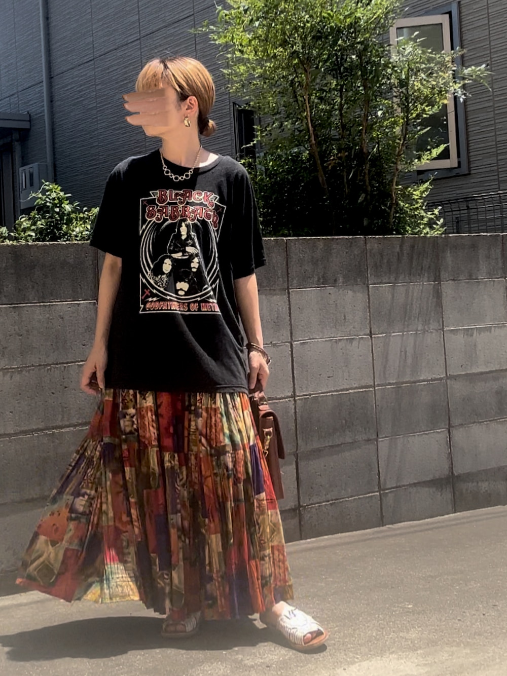 「バンドT、Tシャツ、ロングスカート、オールドコーチ、メッシュサンダル、大人カジュアル、古着MIX、古着コーデ、古着」｜「usedのアイテム（Tシャツ/カットソー、ブラック系）」を使った、Maya☺︎さん（レディース・153cm）の夏コーディネートの1枚目の写真