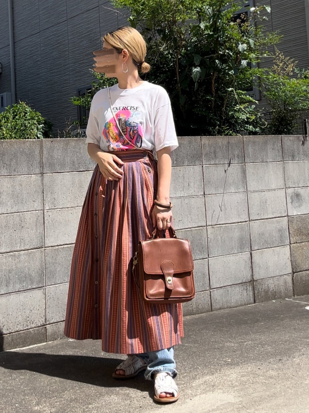 「Tシャツ、ロングスカート、デニム、レイヤードスタイル、メッシュサンダル、オールドコーチ、パールネックレス、古着、古着コーデ、大人カジュアル」｜「usedのアイテム（Tシャツ/カットソー、ホワイト系）」を使った、Maya☺︎さん（レディース・153cm）の夏コーディネートの1枚目の写真