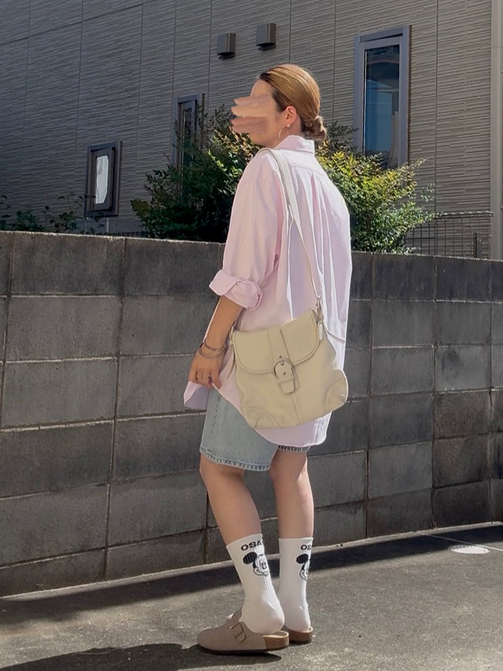 ベージュ系のスリッポン、ピンク系のシャツ/ブラウス、ブルー系のデニムパンツを着用したレディースの秋コーディネートの1枚目の写真