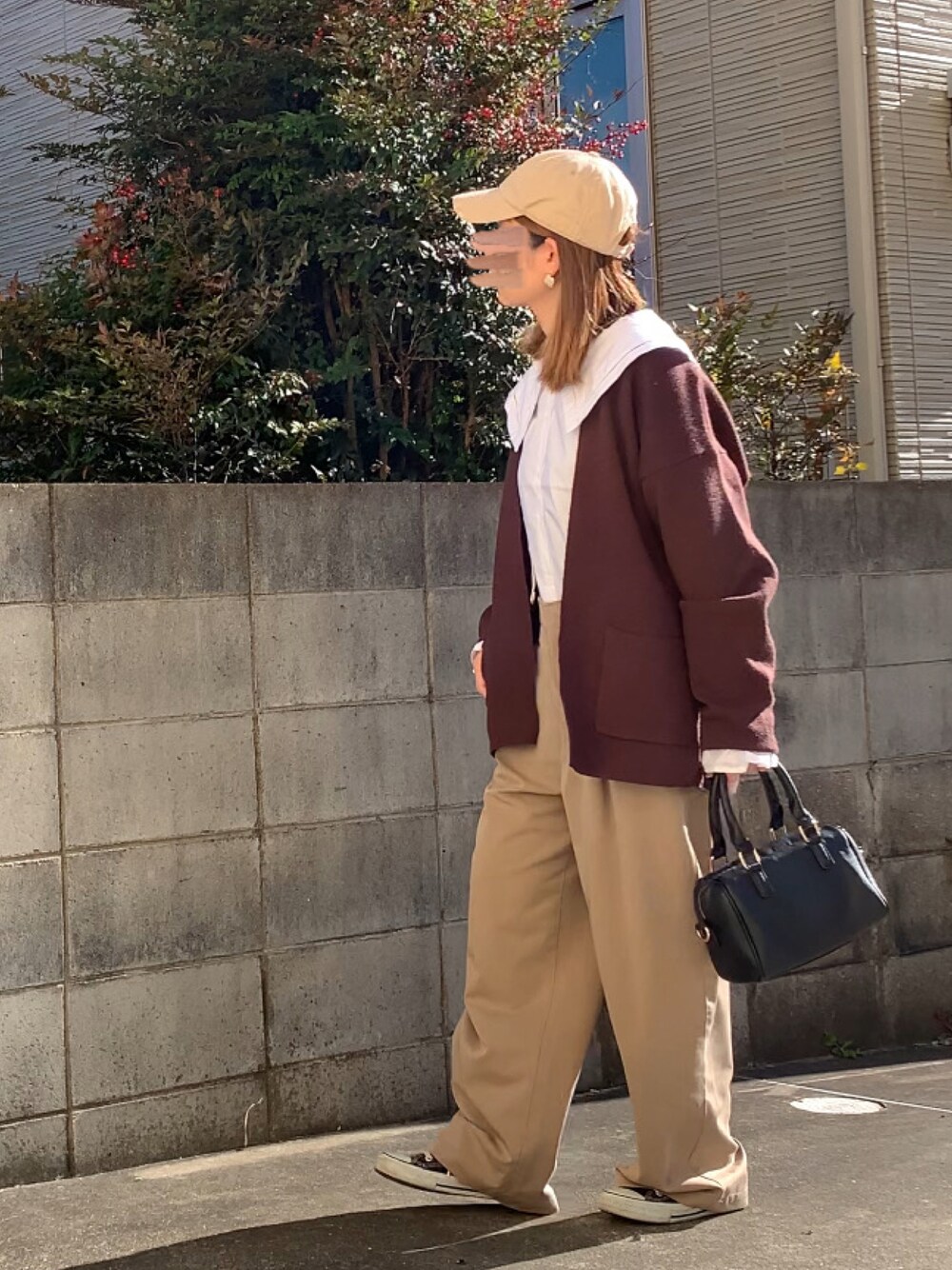 「ビッグカラー、白シャツ、シャツスタイル、カーディガン、ミニボストン、ボストンバッグ、キャップ、コンバース、大人カジュアル」｜「GUのDark Brown : M（カーディガン/ボレロ、ブラウン系）」を使った、Maya☺︎さん（レディース・154cm）の冬コーディネートの1枚目の写真