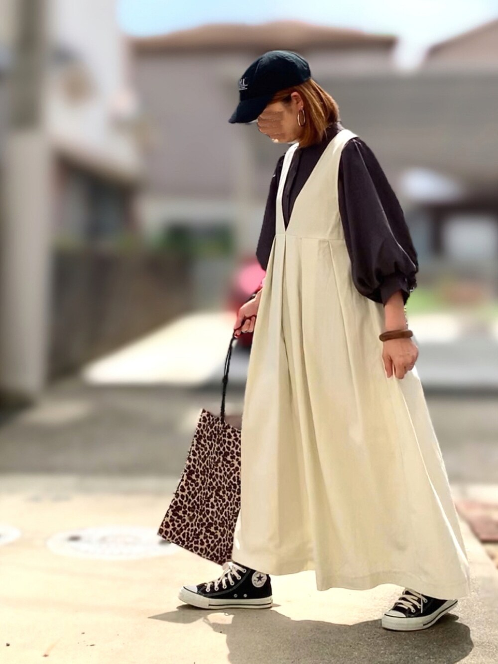 ホワイト系のワンピース、グレー系のシャツ/ブラウス、ブラウン系のトートバッグを着用したレディースの秋コーディネートの1枚目の写真